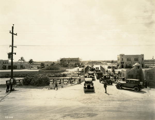 Autos entrando a Country Club Estates, Miami Springs, febrero de 1926